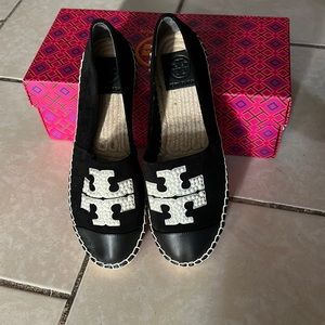 Tory Burch- pearl logo flat espadrille suede black